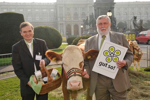  Markteinführung der ersten "gut so" Lebensmittel - v.l.n.r.: Hermann Hagspiel (Geschäftsführer fairea gmbh), Franz Fischler (Präsident Ökosoziales Forum)
http://pressefotos.at/m.php?g=1&u=38&dir=200810&e=20081014_m&a=event