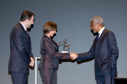  Die Verleihung des mobilkom austria award 08: Boris Nemsic, CEO mobilkom austria und Telekom Austria Group, Katharina Stockinger, Projektleiterin "Atelier Sarajevo", und Kofi Annan.