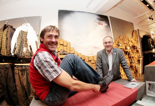 Eröffnung des ersten "Seven Summit Flagshipstore" von Intersport Eybl im Innsbrucker DEZ; 16. Oktober 2008, im Bild von links nach rechts: Extremsportler Wolfgang Fasching und Dr. Peter Wahle (Vorstand Intersport Eybl)
http://pressefotos.at/m.php?g=1&u=57&dir=200810&e=20081016_i&a=event