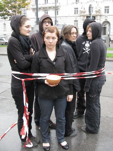 Vorschau Bild von Eingesperrt durch die gut strukturierte Ordnung der Gewalt (von Wojczewski Silvia, am 16.10.2008,Straßenaktion FIAN, Georg-Coch-Platz 4)