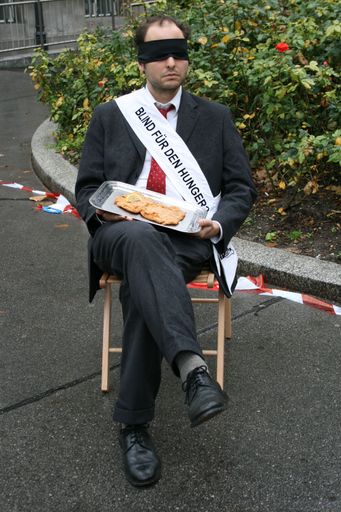  Ist die Politik blind für den Hunger? (von Judt Christine, am 16.10.2008, Straßenaktion FIAN, Georg-Coch-Platz 4)