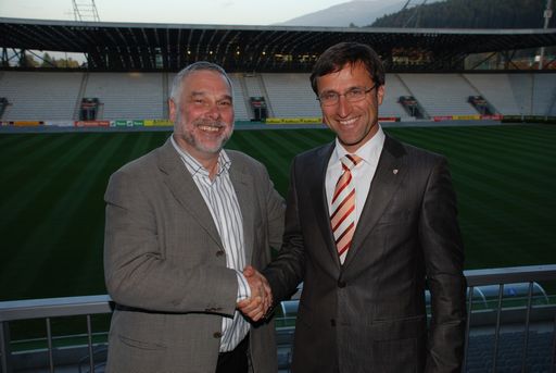 v.l. Erich Hörtnagl und Josef Margreiter dürfen sich zum neuen EURO-Film "Kicks and Hugs" - European Football Championship 08 in Tyrol gratulieren.
