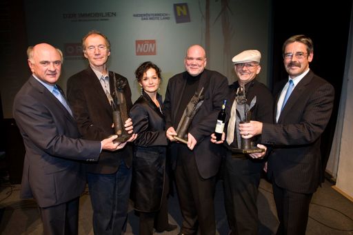 Im Bild (v.l.n.r.): LH Dr. Erwin Pröll, Johann Peter (Drittplatzierter), Katharina Stemberger, Rudolf Geiser (Gewinner), Friedrich Kieteubl (Zweitplatzierter), GD Mag. Erwin Hameseder (Raiffeisen-Holding NÖ-Wien)