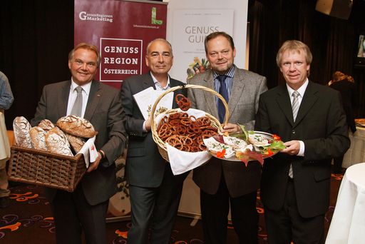 Der Genuss Guide ist der Wegweiser durch Österreichs beste Geschäfte für Genuss- und Lebensmittel, im Bild v.l.n.r.: Casino Direktor Linz Josef Kneifl, Germanos Athanasiadis (Geschäftsführer KGV-Verlag), 'Genuss-Landesrat' Josef Stockinger, Willy Lehmann (Herausgeber Genuss Guide) http://pressefotos.at/m.php?g=1&u=54&dir=200810&e=20081016_g&a=event