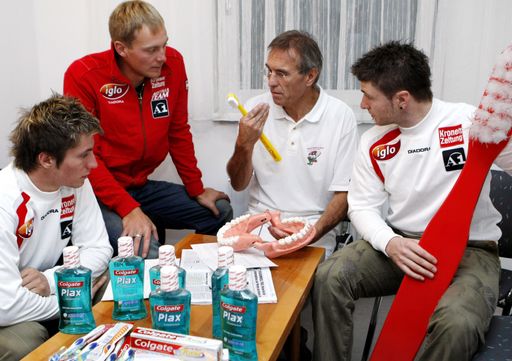  Primarius Dr. Elmar Favero mit ÖSV Sportlern.