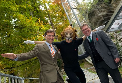 v.l. Josef Margreiter mit Pantomime Franz Unger und Alpenzoo-Direktor Michael Martys beim Futterplatz von Donna und Max.
