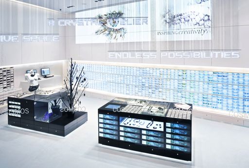 Im Rahmen von Swarovski K24 wird auch der neue CRYSTALLIZED (TM) Store präsentiert. Kreative Kunden können dabei mit hochwertigen losen Kristallelementen, Perlen und Schmucksteinen individuelle Ketten, Ohrringe und Armbänder ganz nach eigenen Wünschen und Vorstellungen gestalten.