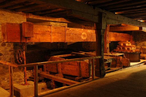 Seit rund 320 Jahren befindet sich im Nikolaihof Wachau eine Weinpresse aus Holz, die heute als die Weltgrößte ihrer Art gilt. Der Pressbaum ist über 12 Meter lang und wurde aus dem Stamm einer einzigen Ulme gefertigt.