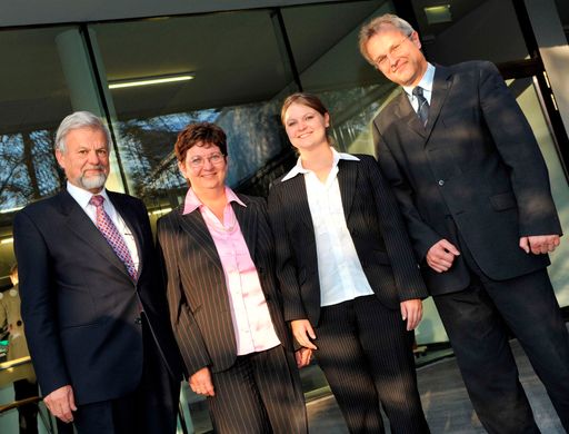 Zwei Generationen spondierten am Wochenende an der Kufsteiner Fachhochschule: (v.l.) Rektor Univ.-Prof. Dr. Hans Moser, Dipl. BW (FH) Ursula Bartos Castelo, Mag. (FH) Christina Bartos Castelo, Geschäftsführer und Vize-Rektor Dr. Kurt Kinast, MBA