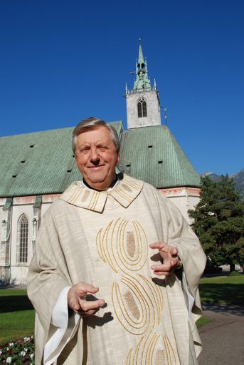 Karl Moik vor der Stadtpfarrkirche Schwaz