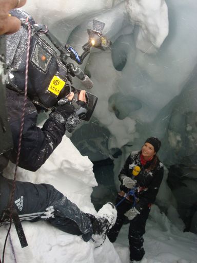Ungewöhnliche Drehorte am Ötztaler Gletscher: Maxi Biewer, RTL-Wetterfee, ließ sich sogar in eine Gletscherspalte abseilen.