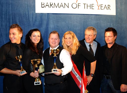 Vorschau Bild von Am Siegerfoto (von links nach rechts): Horst SCHAFLER, Monika KOSTANOVA, Zsolt FRICSKA, Miss Bonbon 2008 Caroline PELZER, Ossy VALENTA (Veranstalter, Organisator), Barman of the Year 2007 Herrmann BACHER