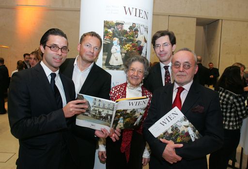 60.000 handkolorierte Glasdiapositive, von Dr. Christian Brandstätter wiederentdeckt und gesichtet! Die erste Publikation zu den besten Bildern aus dem Schatz des Wiener Volkshochschularchives wurde gestern im Leopold Museum präsentiert. Im Bild v.l.n.r.: Nikolaus Brandstätter (Imagno Geschäftsführer), Mag. Peter Weinhäupl (Managing Director, Leopold Museum) Dr. Elisabeth Leopold (Vorstandsmitglied der Leopold Museum-Privatstiftung), Mag. Christian H. Stifter (Direktor des Volkshochschularchives), und Dr. Christian Brandstätter (Verleger).