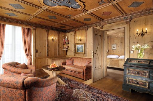 Vorschau Bild von 300 Jahre alte Holztäfelungen aus Osttiroler Bauernhäusern verleihen den Europa Suiten des Grand Hotel Europa ein einzigartiges Ambiente an Tiroler Gemütlichkeit.