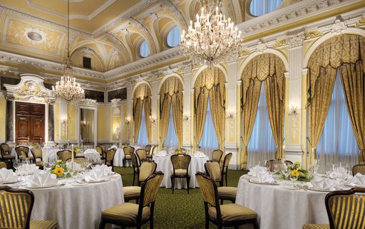 Der prachtvolle Barocksaal des Grand Hotel Europa wurde von den Handwerkern König Ludwig II im 19. Jahrhundert errichtet und gilt als einer der beliebtesten Veranstaltungsräume der Tiroler Landeshauptstadt Innsbruck.