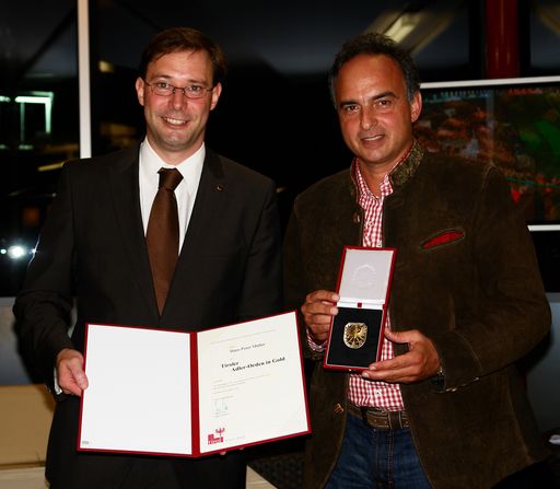 Landtags-Vizepräsident Hannes Bodner ehrt Fußball-Legende Hansi Müller (re.) mit dem Tiroler-Adler-Orden in Gold.