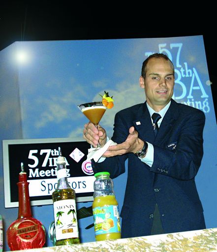  René Hetzlinger präsentiert seinen Weltmeisterdrink