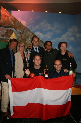 Vorschau Bild von Team Österreich feiert seinen Helden
oben v.l.n.r.: Alexander Radlowskyj (Präsident Österreichische Barkeeperunion), Alexandra Wiedemann (Delegierte ÖBU), René Hetzlinger (Weltmeister Classic), Nino Drini (Kompetitor Österreichs fürs Flairing), Stefan Stevancsecz (Vize-Präsident ÖBU)
unten v.l.n.r.: Florian F. Iro (Mozart Distillerie), Eric Bouton (Monin)