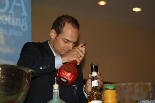 Vorschau Bild von René Hetzlinger bei der Zubereitung seines Drinks. Genaues abmessen der Zutaten ist Pflicht.