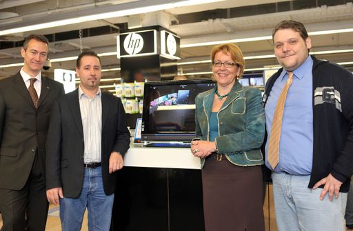 Produkte zum Erleben und Angreifen. Erster HP Store-in-Store eröffnet im Saturn Gerngross in Wien, v.l.n.r.: Norbert Schöfberger (Direktor der Personal Systems Group von HP Österreich), Andreas Mittelhann (Verkaufsleiter Saturn im Gerngross), Christine Donner (Direktorin Imaging & Printing Group von HP Österreich) und Udo Hillebrand (Bereichsleiter Saturn im Gerngross).