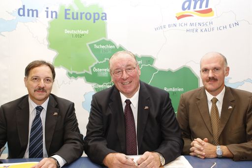  Im Bild v.l.n.r.: Manfred Kühner (Stellvertretender Vorsitzender der dm Geschäftsführung), Günter Bauer (Vorsitzender der dm Geschäftsführung) und Martin Engelmann (Stellvertretender Vorsitzender der dm Geschäftsführung)
