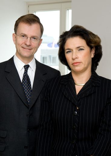 Im Bild (v.l.n.r.): Dr. Oskar Winkler, Partner von DLA Piper und Leiter der Praxisgruppe Real Estate, Dr. Daniela Witt-Dörring, Partnerin der Kanzlei Weber Maxl & Partner.