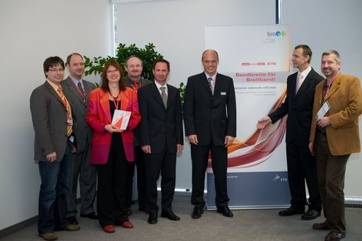  Im Bild (v.l.n.r.): Andreas Unterluggauer (ITS Vienna Region), Jan-Martin Freese (FFG), Alexandra Sladek (WKO), Ferdinand Zisser (Radio Hartberg), Klaus Kienzl (ilogs mobile software Gmbh), Thomas Sulzer (CITYCOM), Alfred Ruzicka (BMVIT), Christian Panigl (ACOnet). Weitere Bilder unter:
 http://pressefotos.at/m.php?g=1&u=55&dir=200810&e=20081023_i&a=event