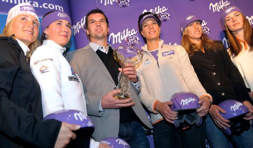 Matthias Lanzinger mit der Serge Lang Trophy Skieur d'Or der AIJS mit den Milka Skidamen Michaela Kirchgasser, Sarka Zahrobska, Maria Riesch, Ingrid Jaqeumod und Tina Maze (von links) - Pressekonferenz Milka Kraft Foods in Sölden 2008-10-23.
Weitere Bilder unter:
http://pressefotos.at/m.php?g=1&u=65&dir=200810&e=20081023_k&a=event