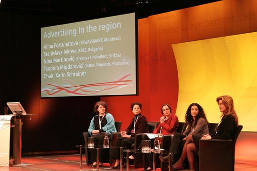Vorschau Bild von BILD zu OTS - Geballte Frauenpower am Podium zum Thema "Intercultural Advertising in the Region" mit Teodora Migdalovici (Bitter Almonds, Rumänien), Alina Fortunatova (TBWA\SMART, Moldawien), Karin Schreiner (Intercultural KnowHow, Österreich), Stanislava Ivkova (Kres, Bulgarien) und Nina Martinovic (Kreativa Unlimited, Serbien)