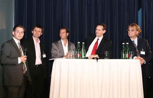 Bildtext (v.l.n.r.): Matthias Zach (NextiraOne Austria), Alois Schrems (Telekom Austria), Oliver Krizek (Navax Consulting), Michael Bartz (Microsoft Österreich), Josef Herget  (Donau-Universität Krems)
