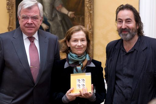 Post-Generaldirektor Anton Wais, isabelle Huppert und Viennale Direktor Hans Hurch bei der Übergabe der Sondermarke