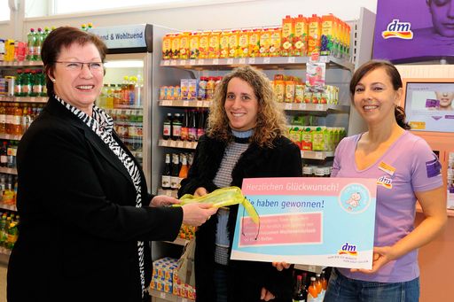 Im Bild v.l.-n.r.: die dm Gebietsmanagerin Brigitte Herzog (links) und Filialleiterin Nadja Djuric (rechts) überreichten Monika Egle (mitte) den Hauptgewinn in der dm Filiale in Götzis in Vorarlberg
http://pressefotos.at/m.php?g=1&dir=200810&u=69&a=event&e=20081027_d