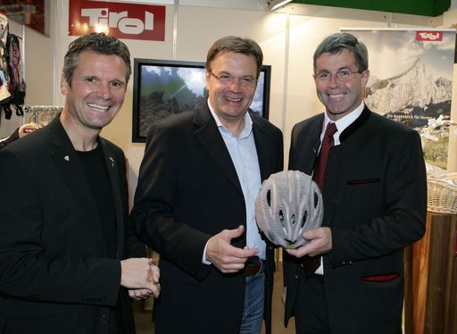 v.l. Christoph Platzgummer, Vizebürgermeister und Sportreferent der Stadt Innsbruck, LH Günther Platter und LR Anton Steixner präsentieren den neuen Multifunktionshelm Xenon für den Rad-, Bike- und Wintersport.
