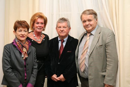 Intensive Botox-Beleuchtung Österreichischer Dermatologen und Ästhetischen Mediziner im Vorfeld zu Internationalem Workshop in Linz - v.l.n.r.: Dr. Ruth Sandhofer-Novak (Dermatologin), Univ. Prof. Dr. Eva Maria Kokoschka (Präsidentin ÖGDKA), Dr. Matthias Sandhofer (Präsident AACS), Dr. Peter Lisborg (Präsident AACS)
http://pressefotos.at/m.php?g=1&u=54&dir=200810&e=20081029_b&a=event