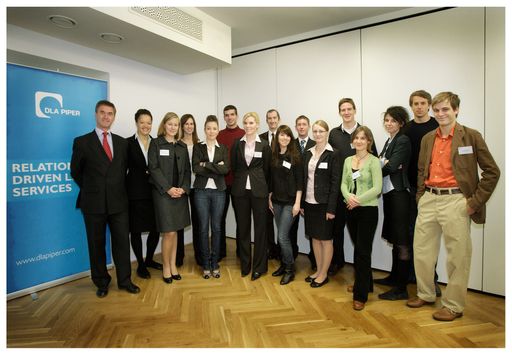  Career Day von DLA Piper: Mag. Ivo Deskovic, Regional Managing Partner CEE von DLA Piper (ganz links) mit Teilnehmern des Career Day