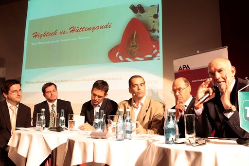 Vorschau Bild von "Hightech vs. Hüttengaudi" - Tirols Wirtschaft zwischen Industrie und Tourismus:  In der Orangerie des Congress Innsbruck diskutierten am 28. 10. 2008 Experten auf Einladung der APA und der Tiroler Tageszeitung;  im Bild (v.l.n.r.): Hannes Vorhofer (MediaWatch), Robert Trasser (Trasser Markenberatung), Harald Gohm (Tiroler Zukunftsstiftung), Alois Vahrner (TT/Moderator), Christian Harisch (Kitzbüheler Tourismusverband) und Andreas Braun (Swarovski Kristallwelten).