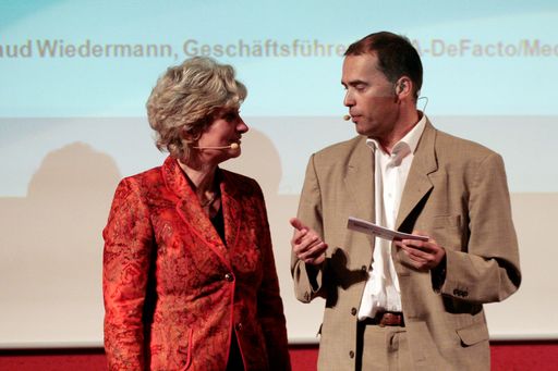  Waltraud Wiedermann, Geschäftsführerin von APA-DeFacto und MediaWatch (l.) und Moderator TT-Chefredakteur Alois Vahrner bei der Podiumsdiskussion "Hightech vs. Hüttengaudi" am 28. 10. 2008 im Congress Innsbruck.