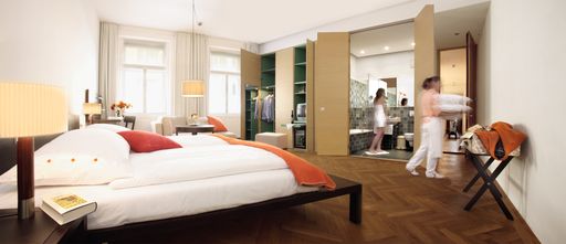 Vorschau Bild von Zimmer mit in Schrank integriertem Badezimmer