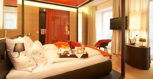 Vorschau Bild von Zimmer mit Himmelbett und Glasdusche
