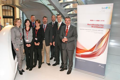  Im Bild v.l.n.r.: Christa Pacher (CATT), Daniela Hackl (FFG), Josef Faller (homefibre digital network GmbH), Andrea Geier (Moderatorin), Gerhard Laga (WKO - E-Center), Jan-Martin Freese (FFG), Alfred Ruzicka (BMVIT), Walter Murauer (ehem. Abgeordneter zum NR.). Weitere Bilder unter:
http://pressefotos.at/m.php?g=1&u=54&dir=200810&e=20081030_s&a=event