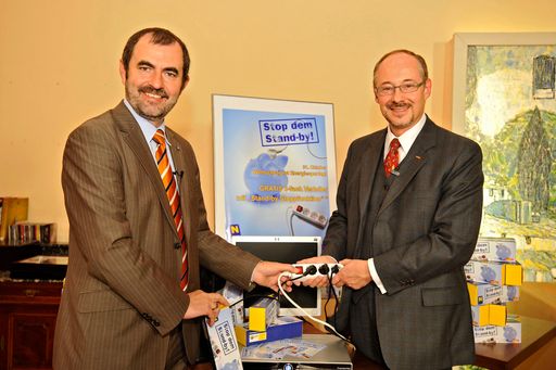 Energiesparmassnahmen PK Accedo Lobby. Im Bild KR Martin Essl (BauMax) und Landesumweltrat Josef Plank.