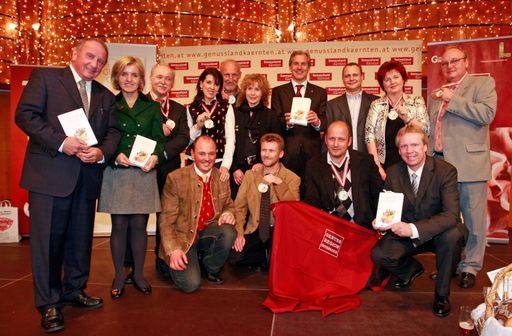  Genuss Guide 2008" - die besten Geschäfte Kärntens Fritz Stifsohn (Herausgeber) Margareta Reichsthaler (GRM) Josef Schwarzfurtner (Konditorei Hahn) Carmen und Erich Semmelrock (Konditorei Semmelrock) Erwin Jäger (Delikatessen Jäger) Astrid und Ernst Lienbacher (Konditorei) LR Josef Martinz Herwig Ertl (Kaufhaus) Marko und Michaela Hutter (Konditorei) Willy Lehmann (Herausgeber) und Josef Stockenbojer (Interspar Atrio Villach)
http://pressefotos.at/m.php?g=1&u=71&dir=200810&e=20081030_g&a=event
