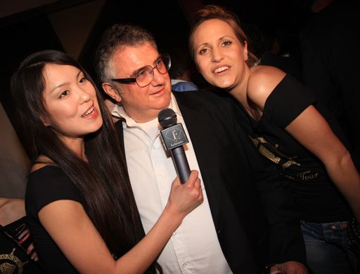 Michel Adam, Präsident FTV, im Bild mit zwei Fashion TV Models zelebriert den Launch seines High Definition Kanals - Michel Adam, President of FTV celberating the Launch of the FTV HD-Channel with Fashion TV Models