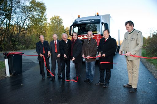  Die Saubermacher Dienstleistungs AG feierte gemeinsam mit dem Bürgermeister von Unterpremstätten Anton Scherbinek und Anrainern die Eröffnung der neuen Straße zum Standort in Unterpremstätten - im Bild v.l.n.r.: Alois Grinschgl, Heinz Kapotschi Saubermacher,  Bgm. Anton Scherbinek, Hans Roth und Anrainer bei der feierlichen Eröffnung
http://pressefotos.at/m.php?g=1&u=55&dir=200810&e=20081030_s&a=event
