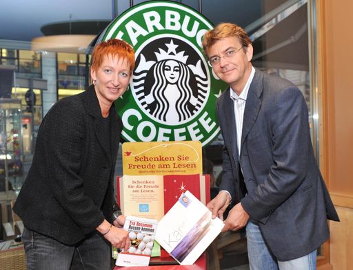 Die Krimiautorin Eva Rossmann und Event-Organisator Hannes Jagerhofer unterstützen den 'Book Drive'