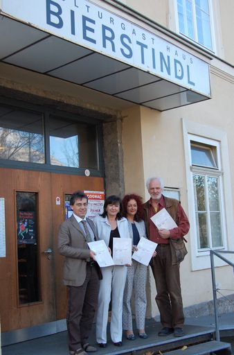 (v.l.): Thomas Juen (Leiter der Abt. Kultur), Kulturlandesrätin Beate Palfrader, Petra Streng (Vokus/Volkskulturservice) und Ekkehard Schönwiese (Theaterverband Tirol) stellten im Bierstindl die Kulturprojekte im Gedenkjahr vor.