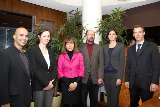 Im Bild v.l.n.r. Dr. Arschang Valipour (Oberarzt, 1. Interne Lungenabteilung, Otto-Wagner-Spital), Dr. Karin Vonbank (oberarzt, Klinische Abteilung für Pulmologie, Medizinische Universität Wien), Univ.-Prof. Dr. Anita Rieder (Institut für Sozialmedizin, Medizinische Universität Wien), Dr. Hanns Moshammer (Oberarzt, Institut für Umwelthygiene, Medizinische Universität Wien), Mag. Barbara Leitner (Abteilung für Sozialpolitik und Gesundheit, Wirtschaftskammer Österreich) und Dr. Christian Dreger (Geschäftsführer AstraZeneca)
http://pressefotos.at/m.php?g=1&u=43&dir=200811&e=20081105_p&a=event