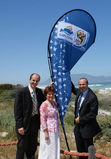 Personen v.l.n.r.: Andreas Lonyai, Dr. Laurine Platzky, die als Gesamtverantwortliche des Projektes "FIFA WM 2010 in Kapstadt" tätig ist, Peter Prisching
