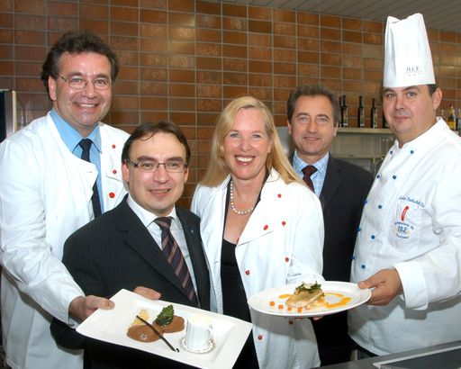 Bürgermeisterin Inge Rinke lud zum gemeinsamen Kochen: Im Bild mit Vizebürgermeister Erwin Kirschenhofer, HLF-Direktor Mag. Johann Böhm, Vizebürgermeister Mag. Wolfgang Derler und Fachlehrer Gerhard Pachschwöll (v.l.).