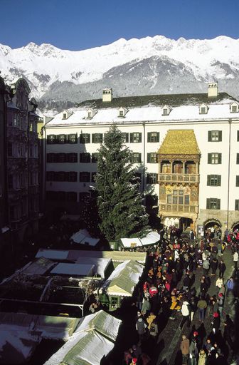 Christkindls Werkstatt vor dem Goldenen Dachl: In der mittelalterlichen Altstadt Innsbrucks bezaubern nicht nur der Christkindlmarkt, sondern auch ein lebender Adventkalender und Geschichtenerzähler.